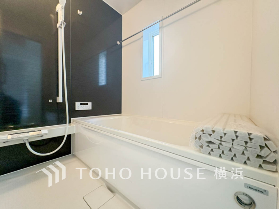 ゆったりとした大き目の浴槽が嬉しい。毎日の疲れを取る癒しの場所だからこそこだわった空間です。リラックスできる優しいカラーで、時を忘れるほどのんびりできる空間に。