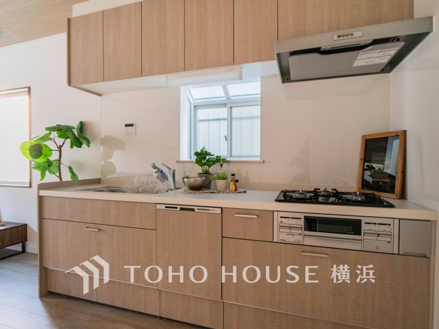 プライベートスペースを彩るインテリアとしての美と、快適な日常を支える機能性と強さがひとつになったキッチンです。開放的でゆとりある空間で、是非自慢の腕を振るって下さい☆