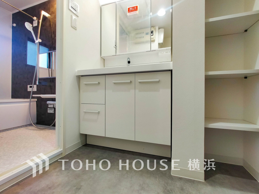 十分な大きさの洗面台は収納もさる事ながら、身だしなみチェックや歯磨きなど、朝の慌ただしい時間でもホテルライクなスペースで余裕とゆとりを感じて頂けます。