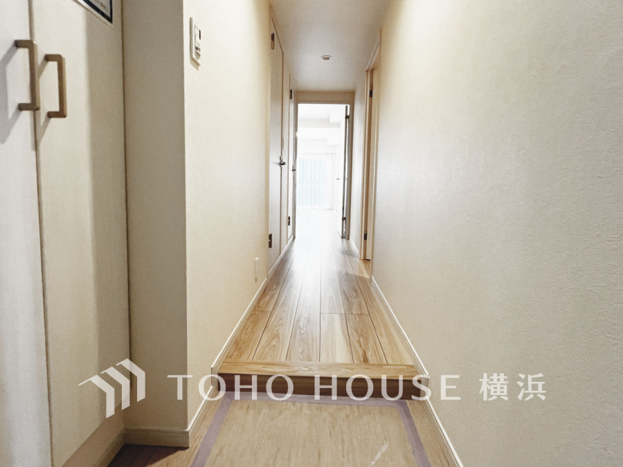 上質感漂う玄関と廊下。居住者の帰り、訪れる方を優しく迎える・安らぎに満ちた生活空間を予感させる。健やかな暮らしを楽しめることでしょう。