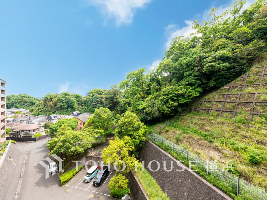 この開放感ある眺望と共に閑静な住宅街の季節感を演出する四季折々の変化を楽しめる心地よい場所となることでしょう。