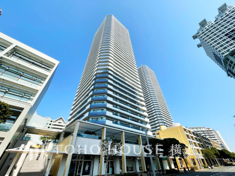 開放感あふれる高層タワーマンション。充実した共用施設と利便性の高い立地が魅力です。