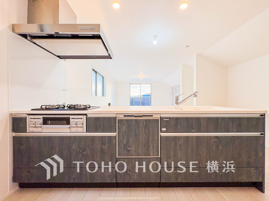 スタイリッシュなペニンシュラキッチンを採用。開放的なスペースでお料理をしながら会話も弾みます。
