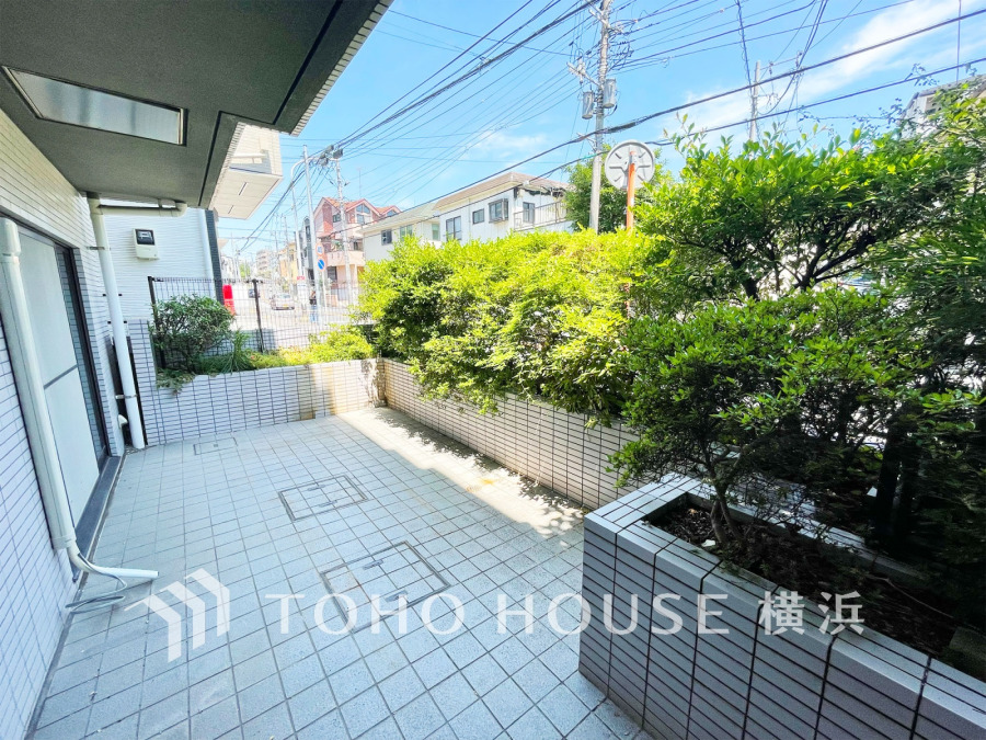 リビングの先には戸建感覚のテラス＆専用庭。お天気の良い日にはアウトドアリビングとしてお外で朝食やティータイムなども素敵ですね。