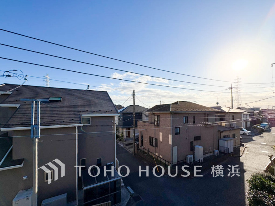 この開放感ある眺望と共に閑静な住宅街の季節感を演出する四季折々の変化を楽しめる心地よい場所となることでしょう。