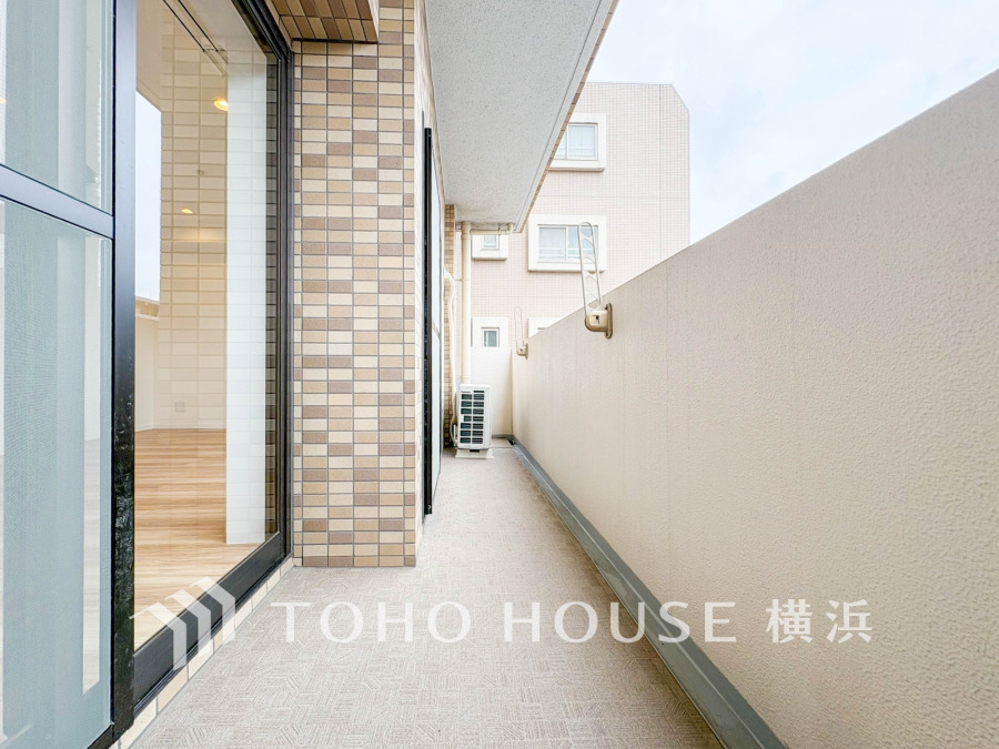 広いバルコニーは、暮らしの中での光と風を演出してくれています。見事なまでの開放的な空間をお楽しみください。