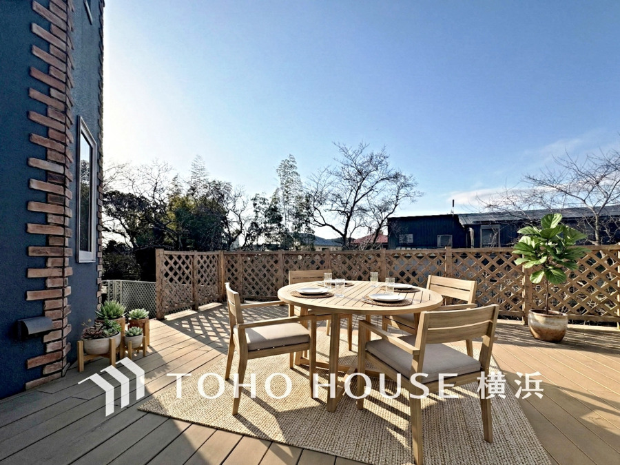 リビングの延長として楽しめる居心地の良いウッドデッキ。ガーデニングを楽しんだり、ペットとのふれあいの場として、時にはアウトドアリビングとしてお食事を楽しむのも贅沢な時間ですね。（装飾品はAI加工です）