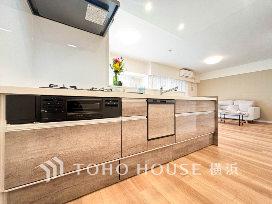 家事動線やリビングとのつながりに配慮し、食事の準備や片付けなどの家事を楽しくするキッチンスペースに仕上げました。毎日使う場所だから気持よく使えて、居心地の良い空間に。