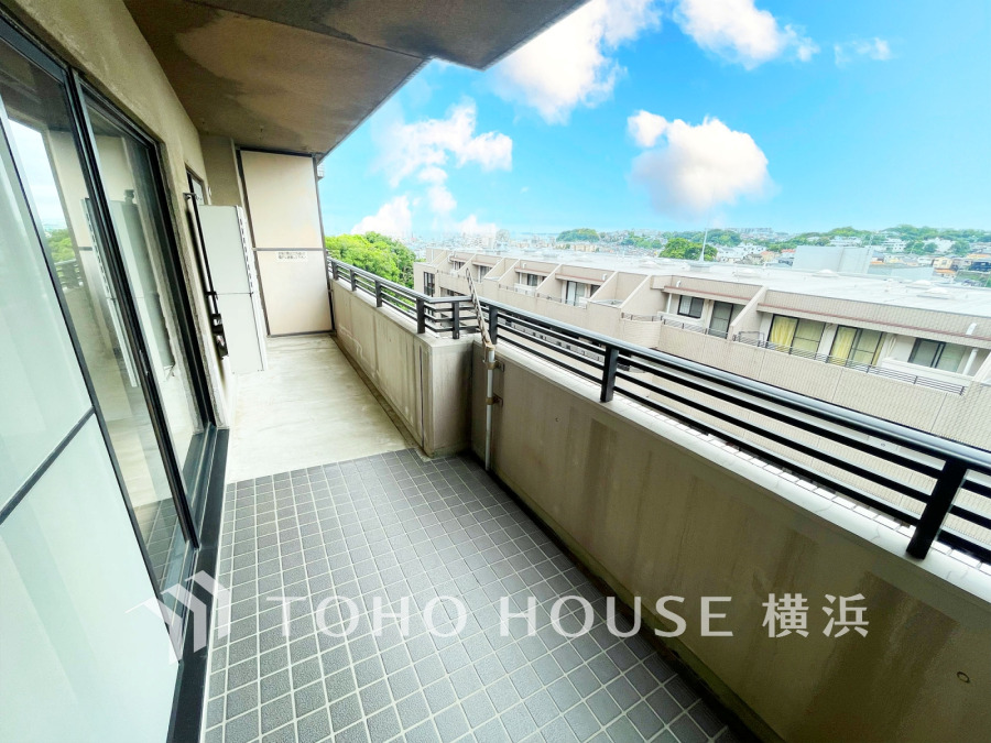 南西向きの明るいバルコニー。爽やかに光と風を感じる空間です。