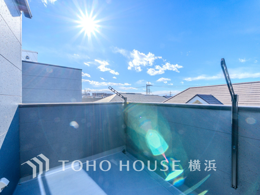 たっぷりの陽光が差し込むバルコニー。健やかな暮らしを守る太陽の恵みを存分に享受できます。爽やかな風と暖かな陽射しが紡ぐハーモニーが日々の暮らしのBGMになることでしょう。