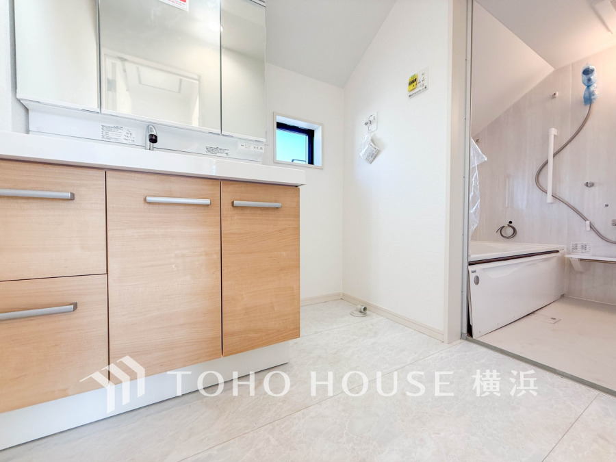 清潔感のあるプライベート空間は、身だしなみチェックや肌のお手入れに最適です。収納もあり、スッキリと見映えの良い空間に拵えました。時間に余裕とゆとりを持たせます。