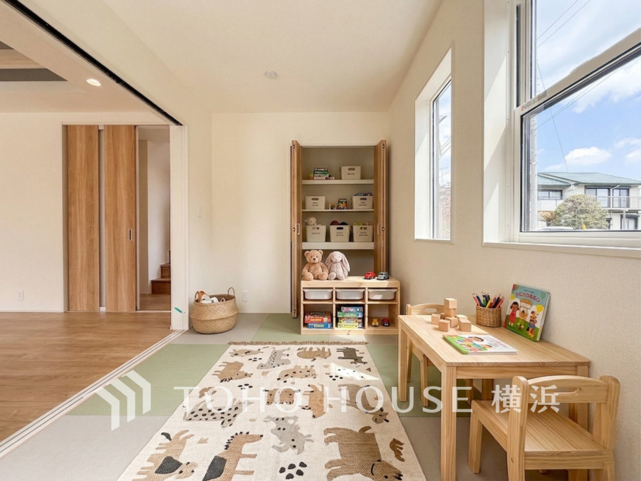 リビングに隣接した和室は、様子を伺いながら安心して遊ばせることのできるキッズスペースとしても。（家具・装飾品はAI加工です）