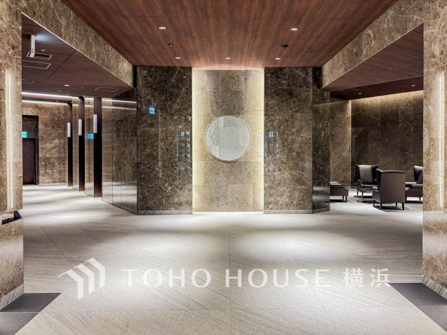上品で清潔感があるエントランスは住人やゲストを迎え入れ、そして送り出す場にふさわしい上質な空間です。プライベート感が高まるシックな装いのエントランス。