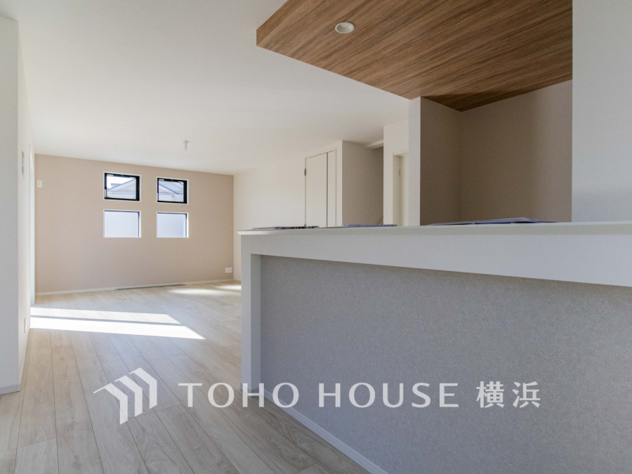 自然光がたっぷり差し込む明るいリビング。木目天井が温かみを演出し、開放感あふれる空間です。