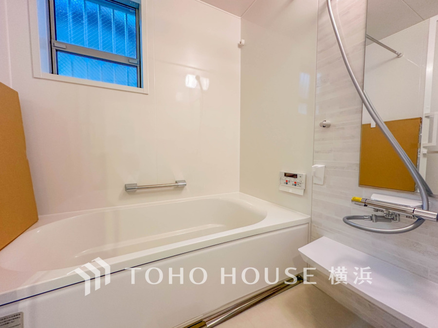 快適な使い心地とゆとりある空間が1日の疲れを解きほぐすバスルーム。空間も浴槽もゆったりのびのび使えるゆとり設計。広く感じるゆとり設計で快適なリラックスタイムを過ごせます。