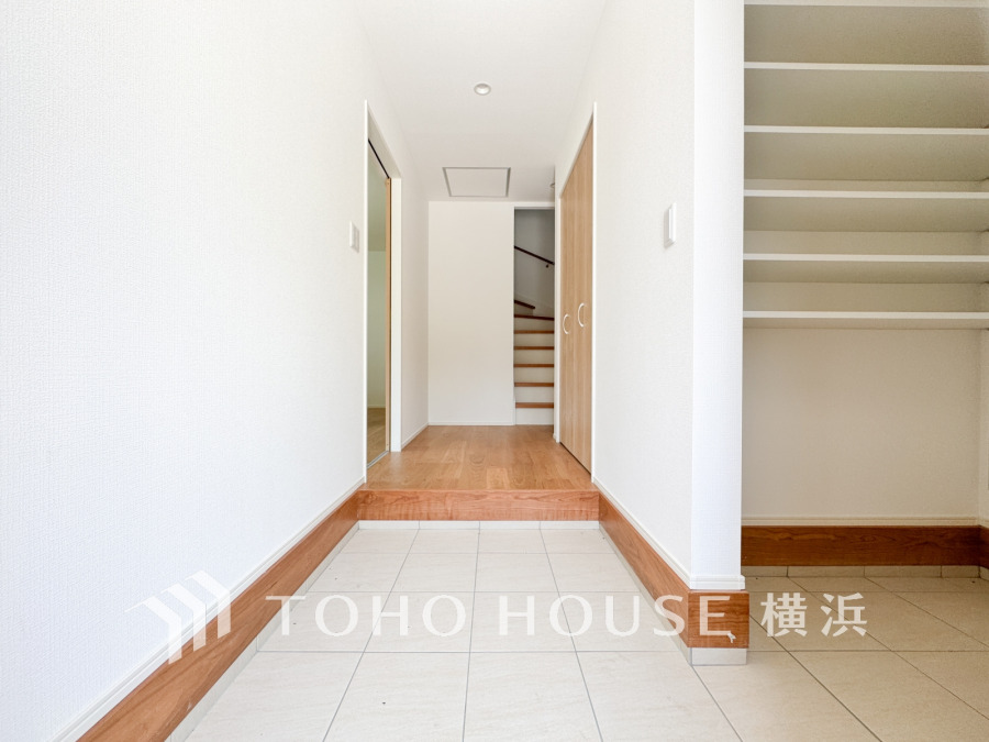 居住者の帰り、訪れる方を優しく迎え、やすらぎに満ちた生活空間を予感させる。健やかな暮らしを楽しめそう。