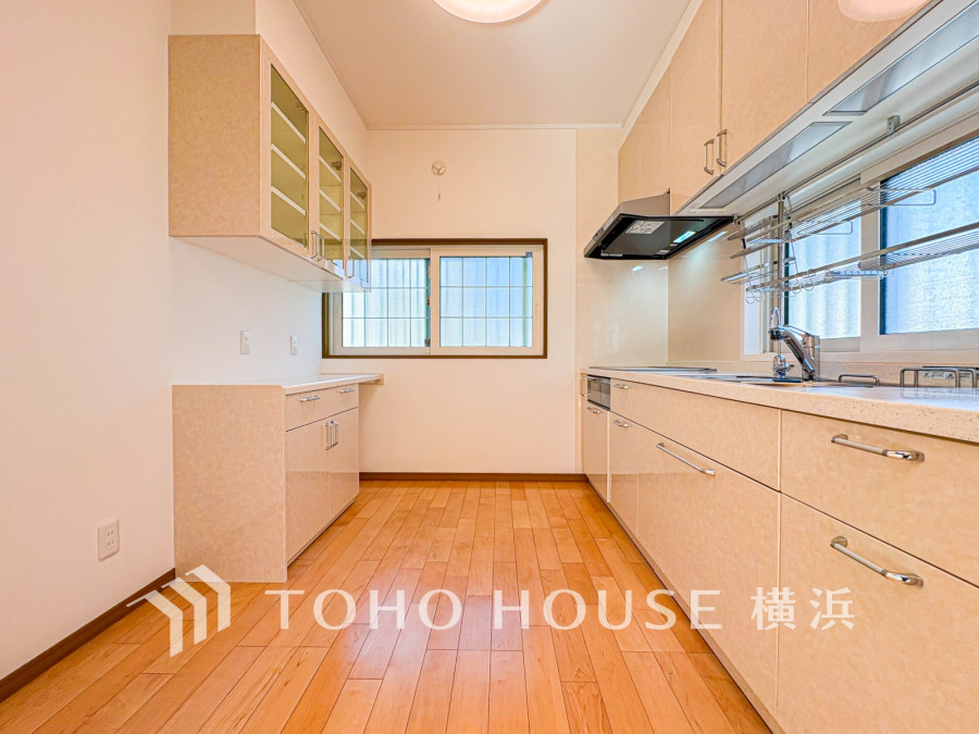 自然光が差し込む明るいキッチン。豊富な収納と空間のゆとりが快適な料理時間を実現します。