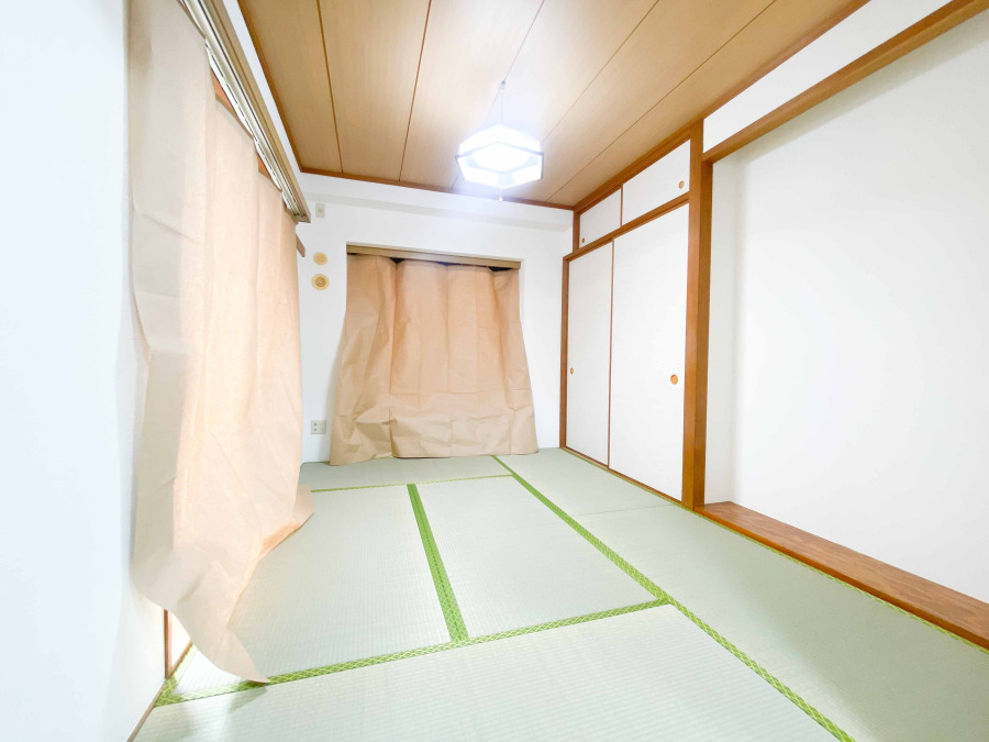 足を伸ばしてゆっくりとくつろげる、癒しの空間。モダンな和室で癒しタイムを。