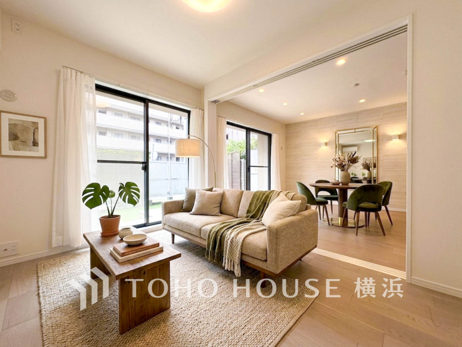 家族との何気ない日常を上質に。時を忘れるほど心地よく、ゲストも温かく迎え入れる快適なリビング。※生成AIによるイメージです。家具・小物は販売価格に含まれません。