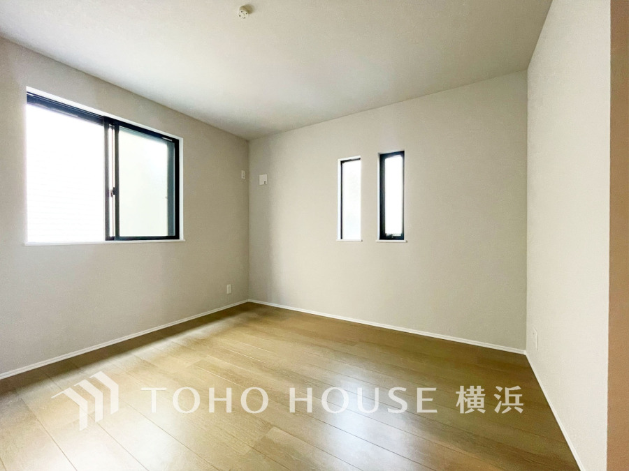 二面採光で明るく風通し良好な洋室。シンプルで使いやすい空間は多様なインテリアに対応します。