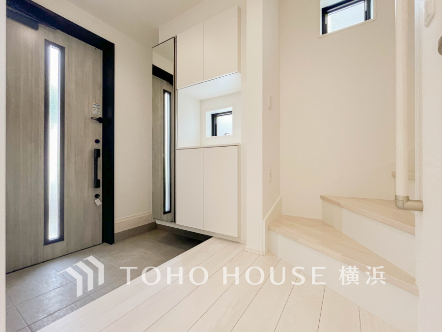 白を基調とした上質感漂う玄関と廊下。居住者の帰り、訪れる方を優しく迎える・安らぎに満ちた生活空間を予感させる。健やかな暮らしを楽しめそう。