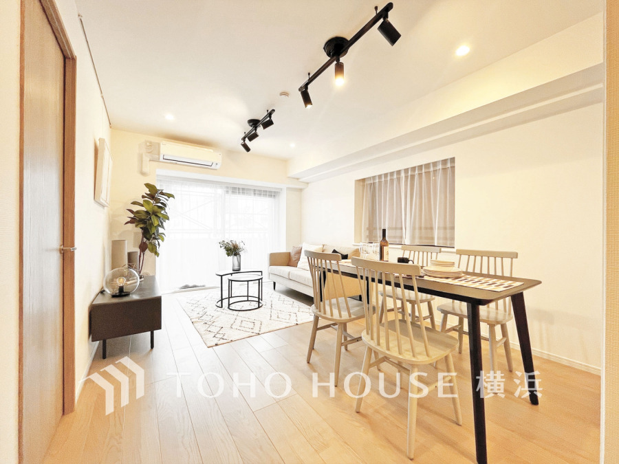 明るく開放的な空間が広がるLDK。室内には豊かな陽光が注ぎ込み、爽やかな住空間を演出。
