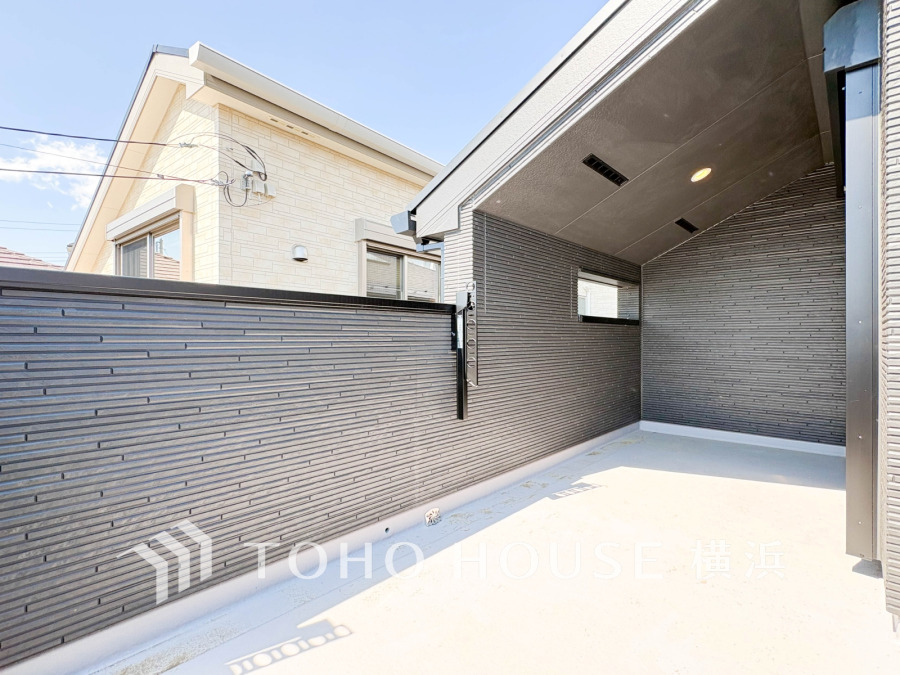 たっぷりの陽光が差し込むバルコニー。健やかな暮らしを守る太陽の恵みを存分に享受できます。爽やかな風と暖かな陽射しが紡ぐハーモニーが日々の暮らしのBGMになることでしょう。