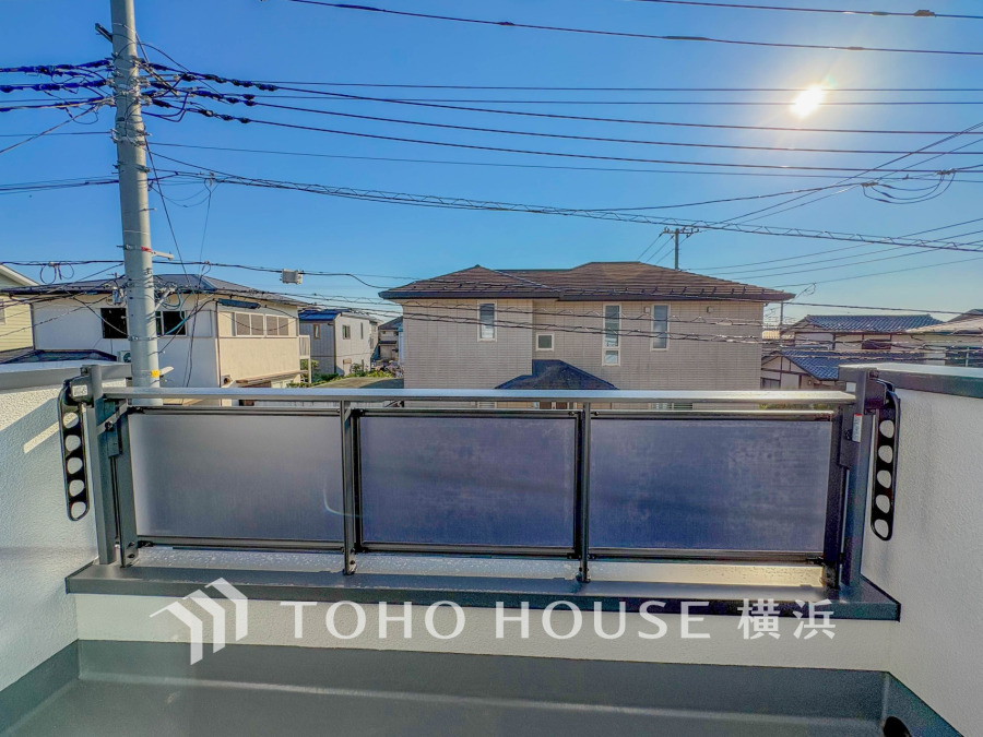 暮らしの中で光と風を演出してくれるバルコニー、見事なまでの開放的な空間を演出しながら、プライベート性も確保された空間は我が家の自慢です。