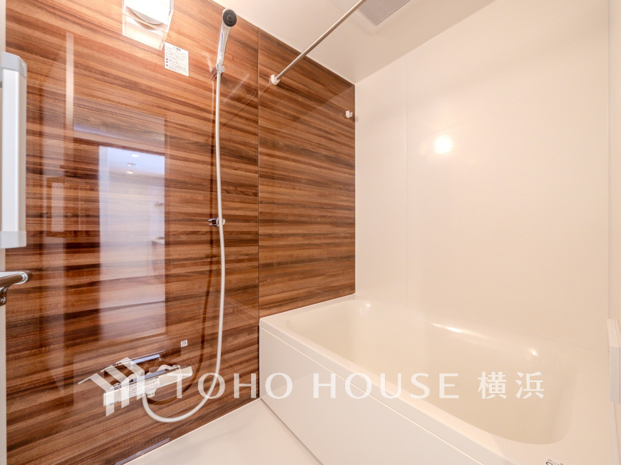 木目調パネルが温かみを演出する清潔感あふれる浴室。ゆったりとくつろげる快適なバスタイムを実現します。