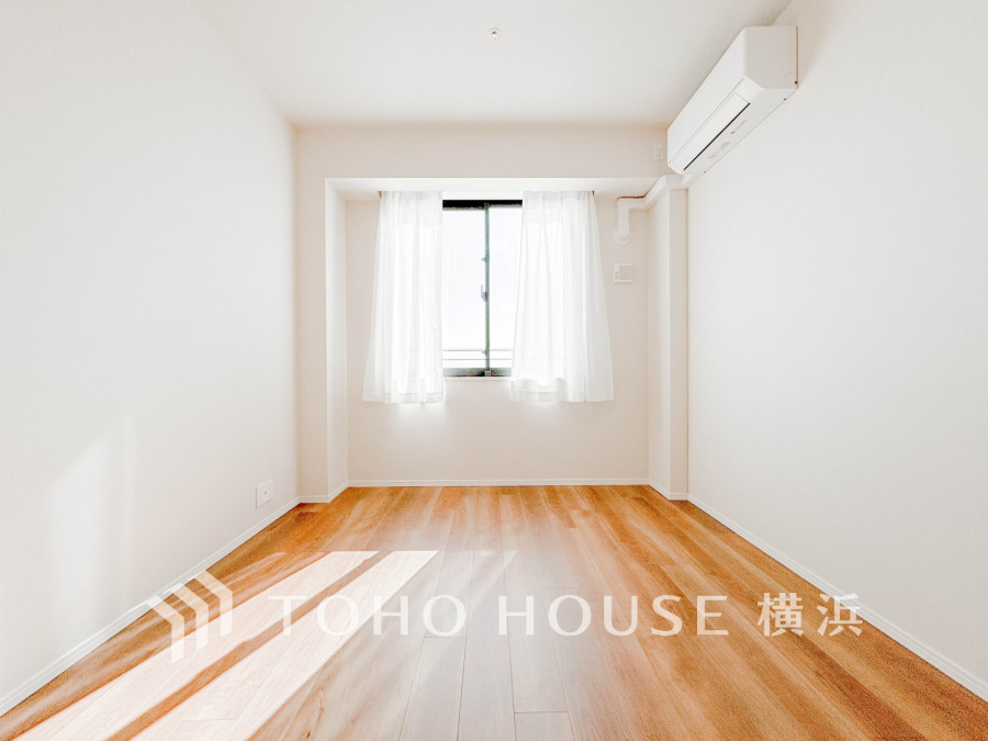 晴天の輝きと共に差し込む暖かな陽射しを愉しむことのできる空間。時には雨音が刻むリズムとハーモニーに耳を澄まし、煌く星空を眺める、そんな日常がここにあります。