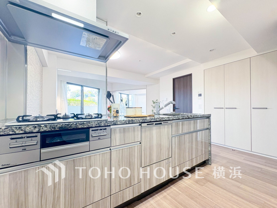 開放感あふれる対面キッチンは、収納充実で使いやすく、家族との会話も楽しめる快適空間です。