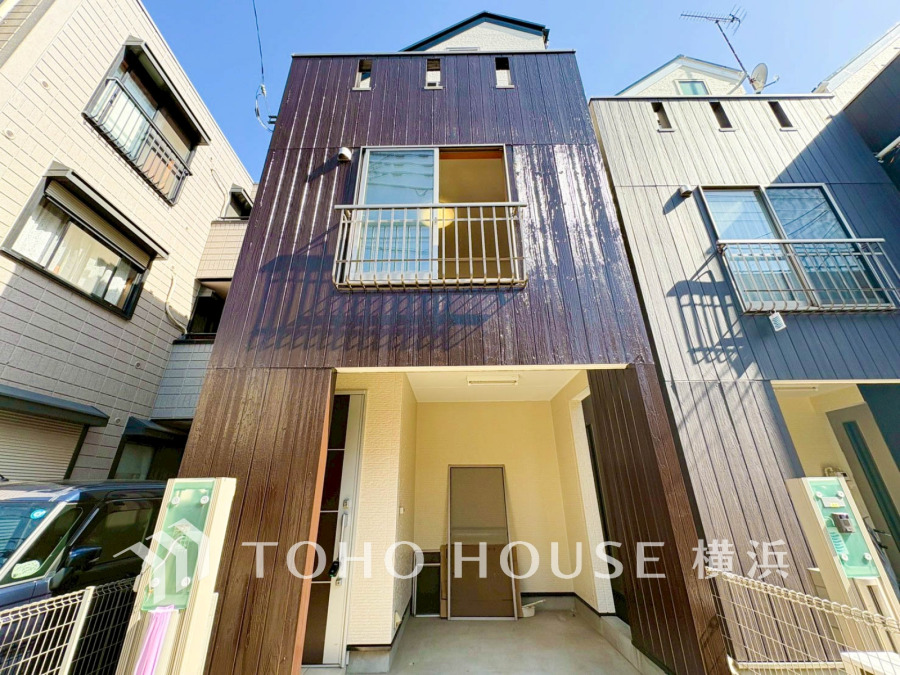 堂々たる趣ながら、主張し過ぎずどこか余裕を感じさせるシャープなフォルムで佇む邸宅は、晴天の空と照らし合わせる事で、本来あるべき完成形の姿を見せてくれます。