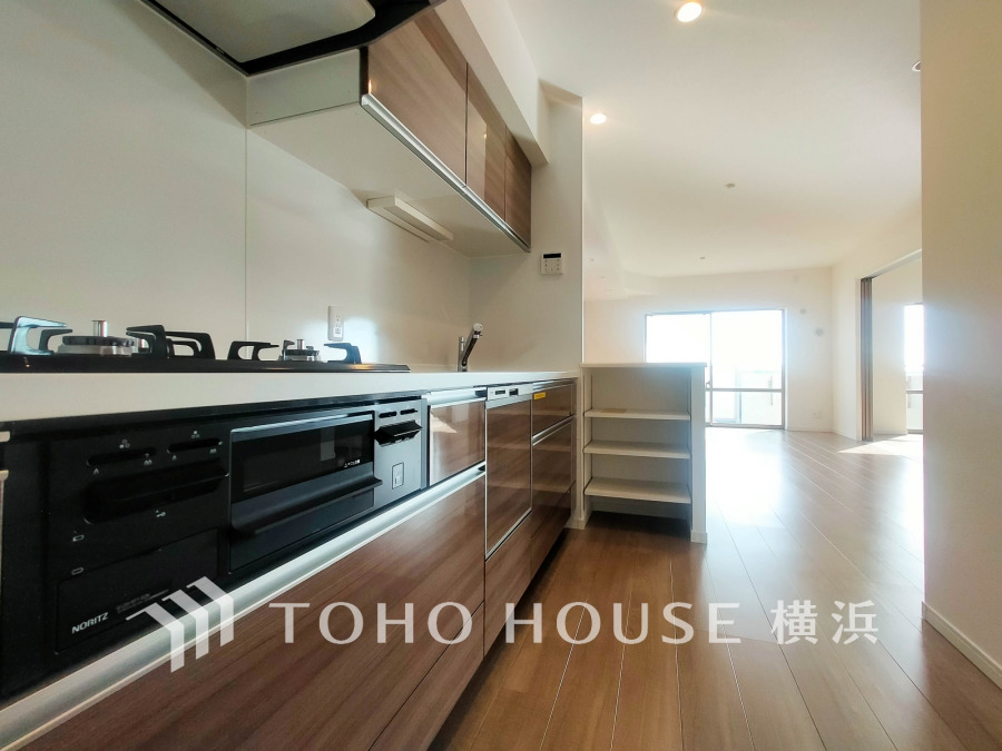 作業に集中しやすい独立型のキッチン。充分な広さを確保した明るい空間です。
