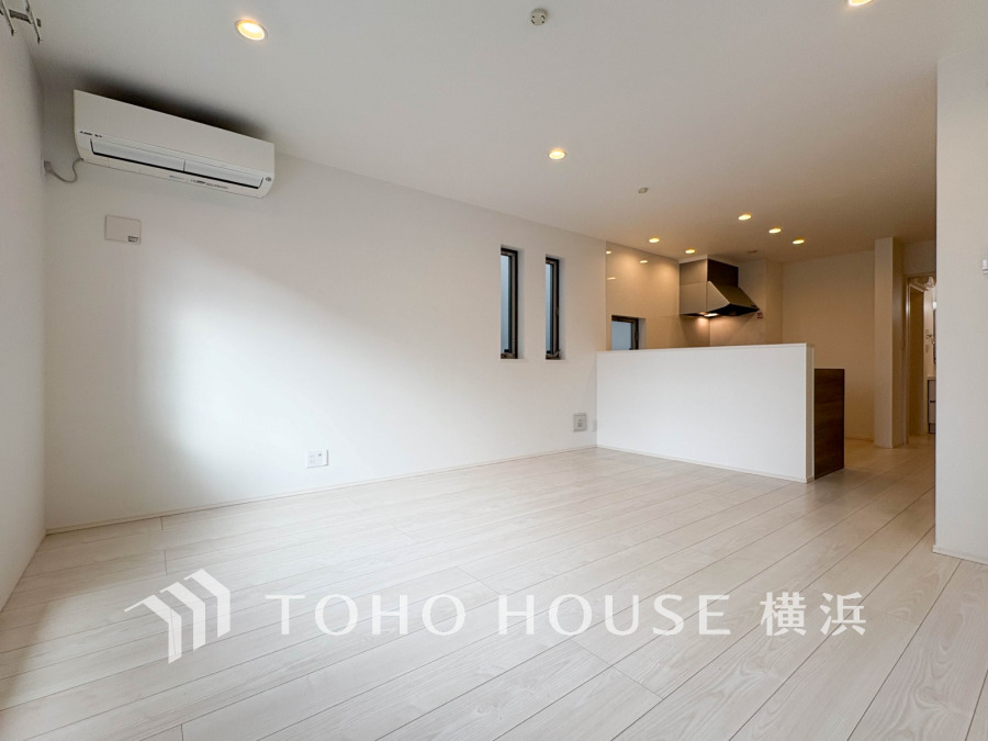 開放的な広さと3面採光がもたらす、光溢れ豊かな居住空間はこの住まいのクオリティを感じさせてくれます。豊かな時間が流れるこの場所に暮す喜び。
