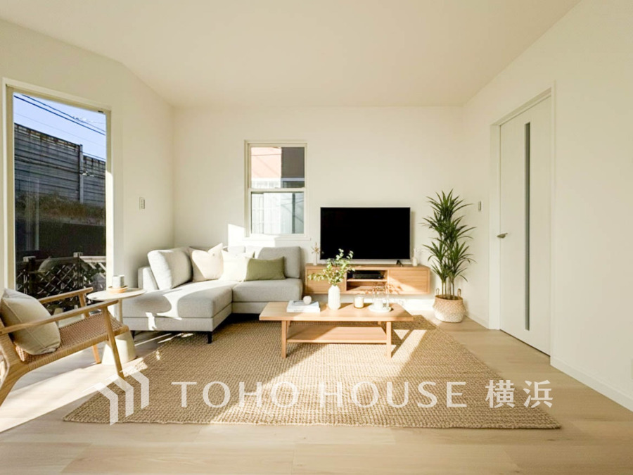 家族と過ごすひと時を溢れる光が優しく包み込むリビングダイニング。家族との時間、自分の時間を大切にできる空間がここにあります。(家具・装飾品はAI加工です）