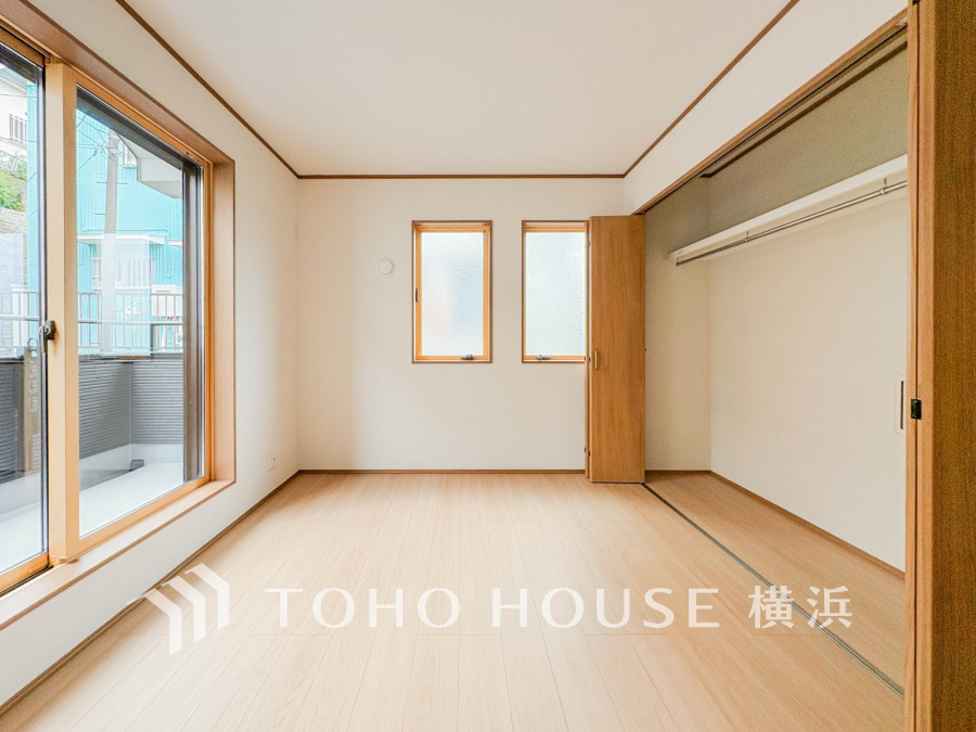 大きな窓から光が差し込む明るい洋室。大容量のクローゼット付きの6帖の洋室です。