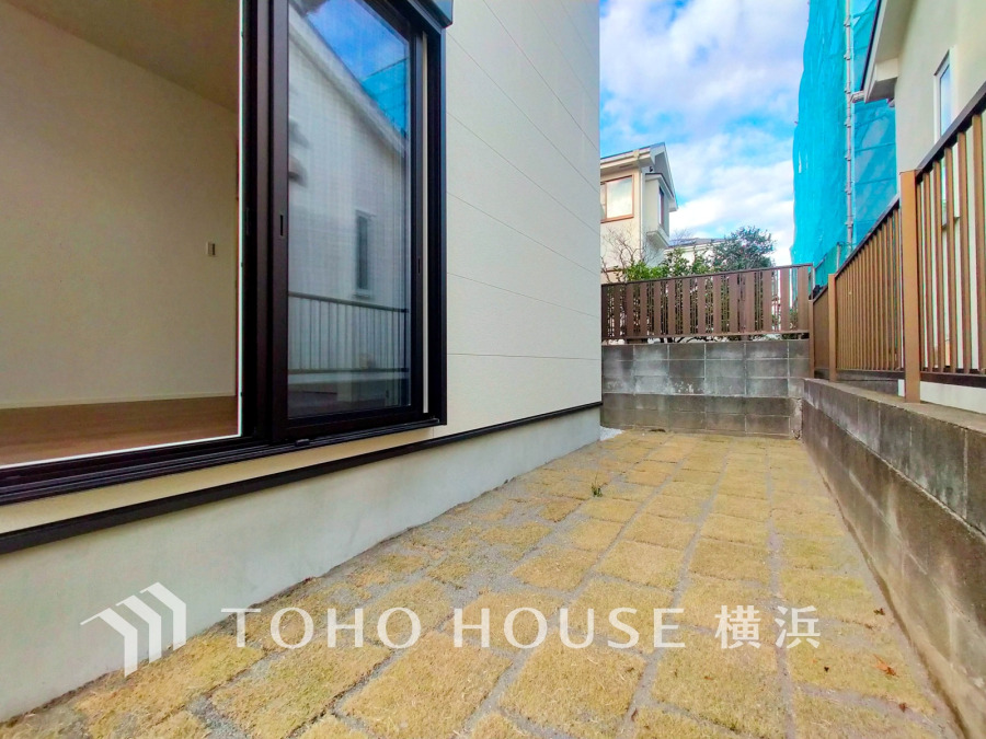 リビングから直接出入りできるお庭付きで、楽しいおうち時間を演出。安心してお子さまやペットと遊べる快適な空間です。