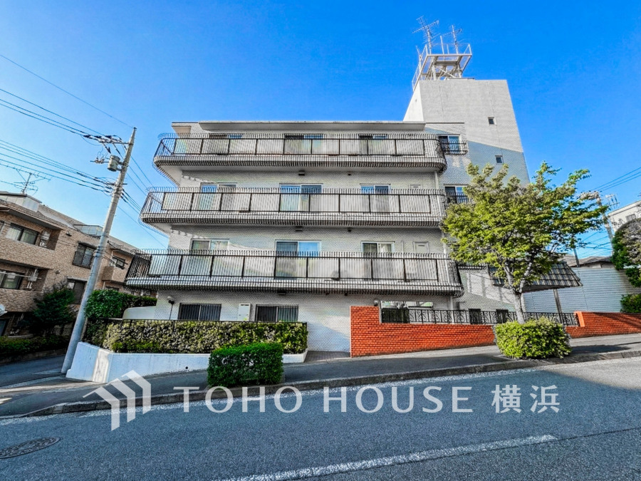 爽やかな青空の下に贅沢なほどに降り注ぐ陽光、豊かな居住性と、クオリティが見事に調和した住空間は、住まうことの喜びを感じさせてくれます。