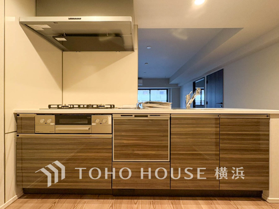 スタイリッシュな対面キッチンを採用。キッチンからリビングが見渡せるので、お子様を安心して遊ばせながら家事ができますね！リビング学習をするお子様にも声がかけやすい自然な距離感です。