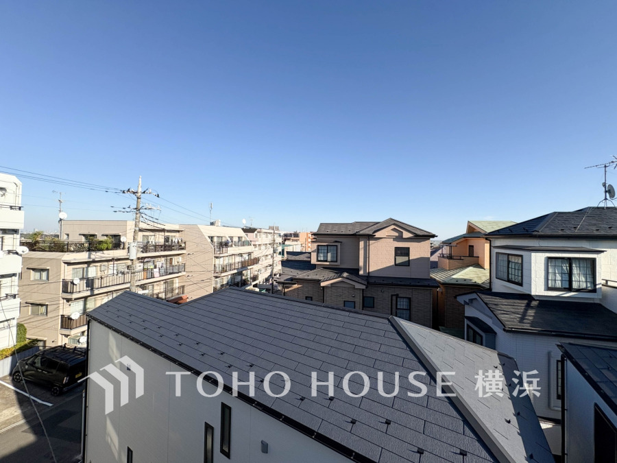 気持ちのいい空が見渡せる広いバルコニー。爽やかな風を感じて、心躍る素敵な暮らしがはじまります。暖かな陽射しをたっぷり取り込みます。