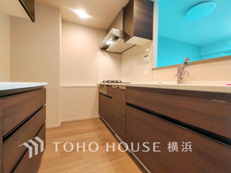 デザイン性だけでなく、機能性も高いシステムキッチンには食洗機を設置し、家事負担を軽減。背面には室内の雰囲気に合わせた大容量のカップボードを造作。