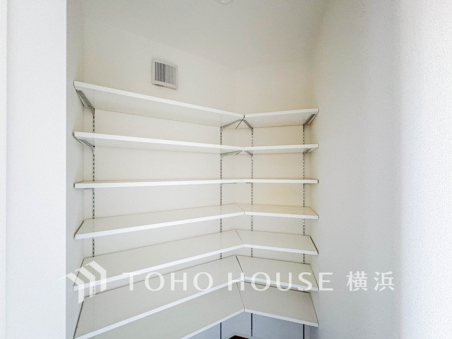 角を有効活用したL字型の可動式棚で、収納力抜群の便利な収納スペースです。整理整頓に最適。