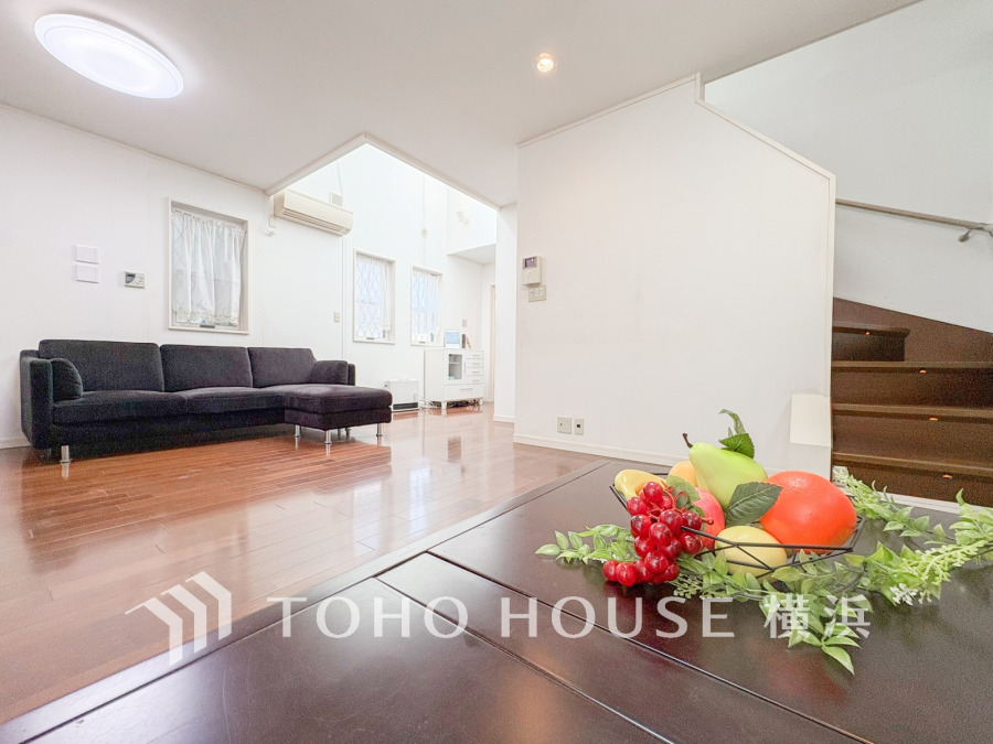 明るく開放的なリビングは、ゆったりくつろげるソファと美しい無垢フローリングが魅力の空間です。