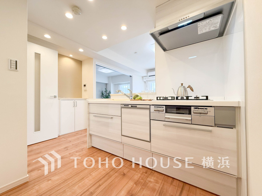 手元の収納から、足元の収納までが全てスライド式で、奥のスペースまで有効に活用できます。奥まで上から見渡せるので、たまにしか使わない調理器具もサッと取出せます。