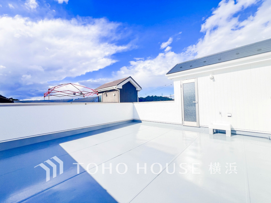 風を感じ青い空から太陽の恵みを感じる温もり溢れる佇まい。住む人を映し出す洗練された佇まいは、いつまでも輝き続けながらいつしか街の風景に溶け込んでいきます。