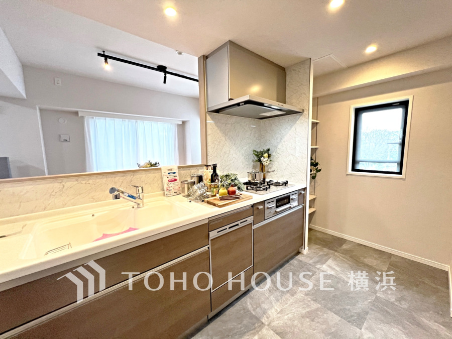 明るく開放的な対面キッチン。収納豊富で使い勝手が良く、家事がスムーズに進みます。