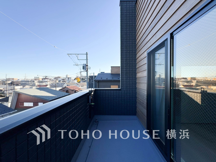 暮らしの中で光と風を演出してくれるバルコニー、見事なまでの開放的な空間を演出しながら、プライベート性も確保された空間は我が家の自慢です。