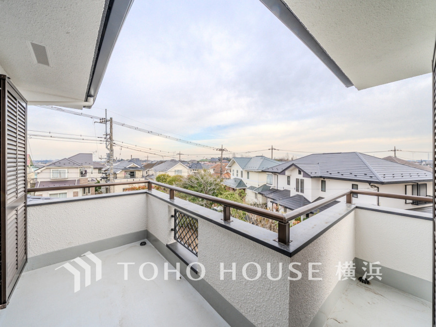 開放的なバルコニーからは閑静な街並みを見渡すのびやかな眺望が広がります。