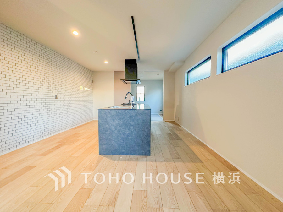 スタイリッシュなアイランドキッチンが主役のLDK。高窓が空間に広がりと明るさをもたらします。デザイン性と機能性を両立した空間で新生活を。