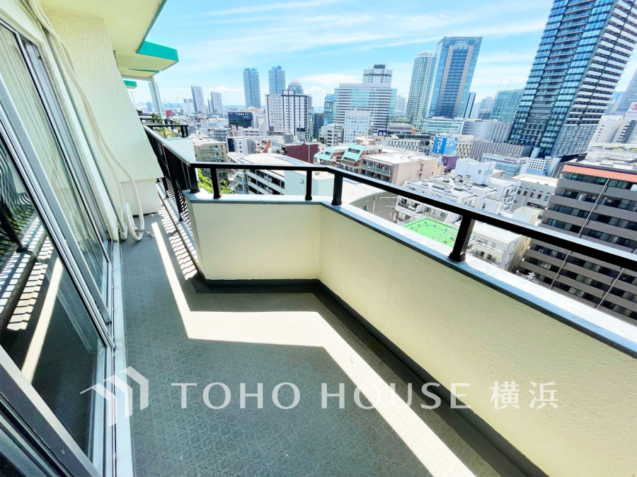 陽当たり良好なバルコニー。横浜駅エリアを身近に感じる開放的な眺望です。
